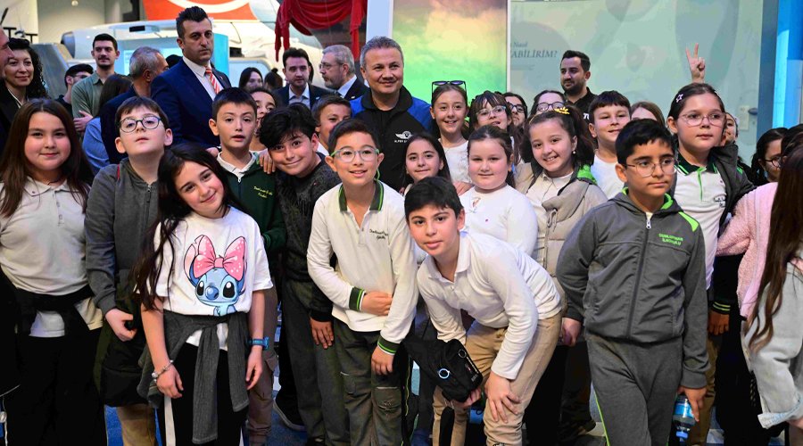 Türkiye’nin İlk Astronotu Gezeravcı, GUHEM’de Uzay Yolculuğunu Anlattı